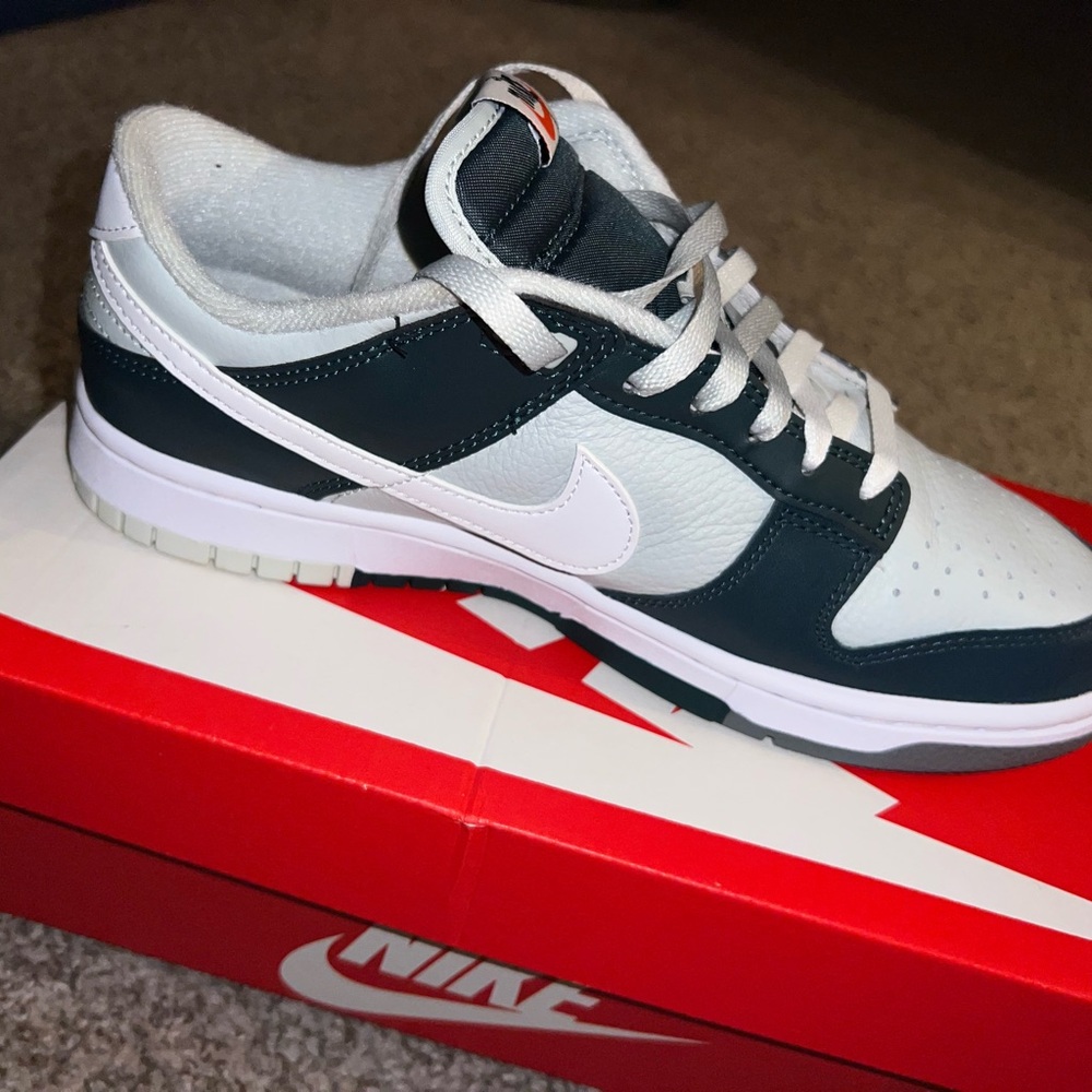Nike Dunk Low Retro. Dark green/White. Mens 9; Womens 11